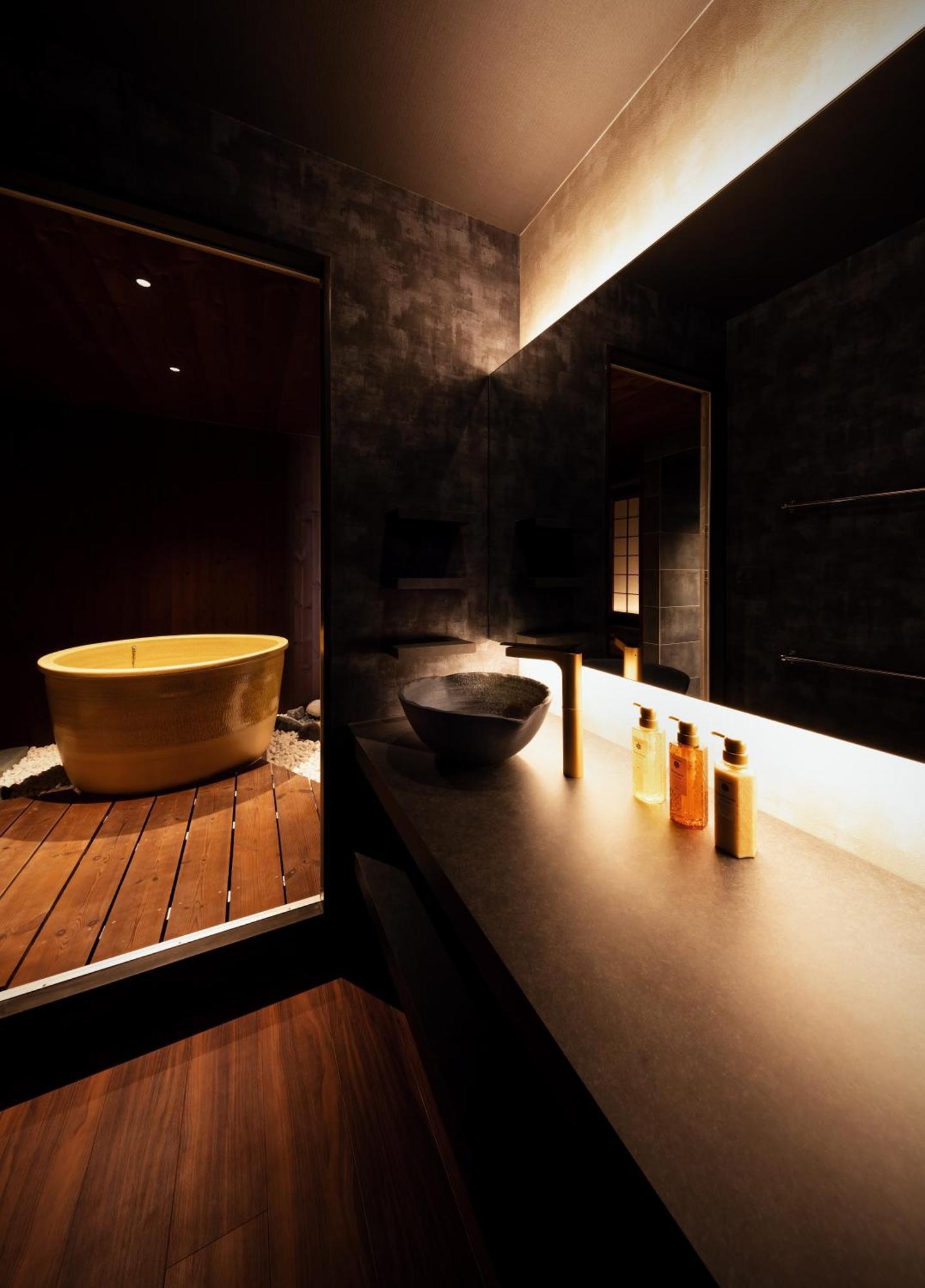 古今 天下茶屋 With A Private Parking Lot And A Half Open-Air Bath And Direct To Kix Villa Осака Екстериор снимка